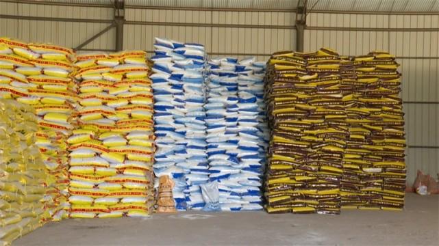 配送中心看到,各种春耕所需的化肥,二胺等农资产品整齐堆放在仓库内